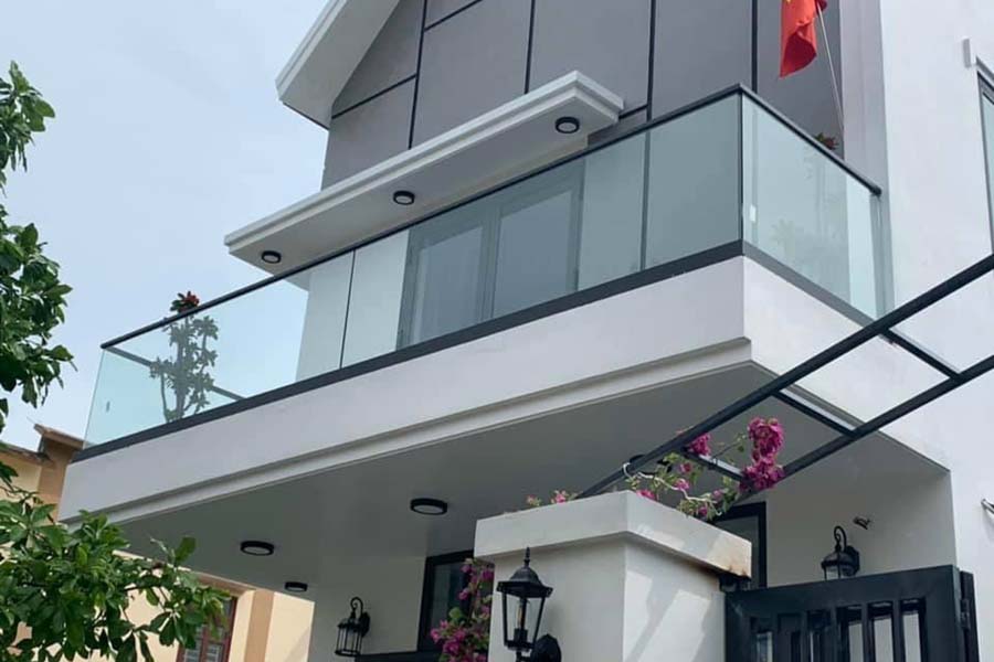Kính cường lực dùng cho ban công: Giải pháp hiện đại, an toàn và sang trọng